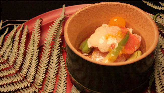 强罗花坛的怀石料理简单而精致，将食材与自然融合的功力发挥到了最大。