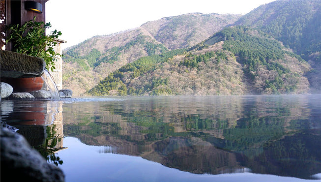 箱根吟游仅有二十四间客房，分别以风、星、空、月为主题，全部奢侈地配置了露天风吕，可眺望四周美景。