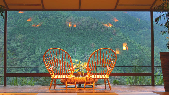 箱根吟游位于海拔420米的山麓，近赏风光旖旎的连绵群山，俯瞰早川的溪流潺潺。 