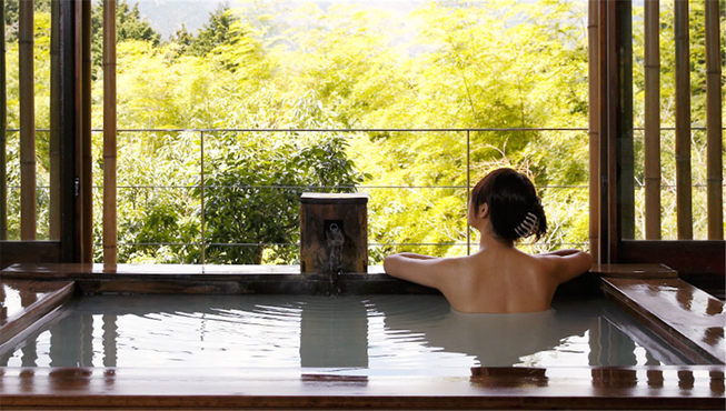 客房皆附设露天浴池，往外可以眺望箱根外轮山，让人能够悠然享受泡汤乐趣