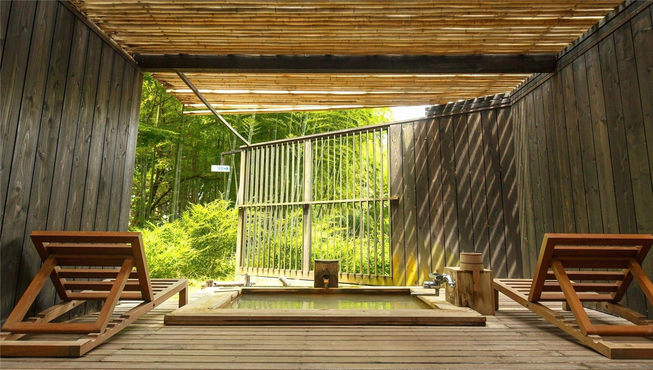 箱根金乃竹仙石原酒店是以日本有名的神话传说辉夜姬（又称为竹取物语）为概念，构建出一家坐落在箱根山水之间的奇趣旅馆。