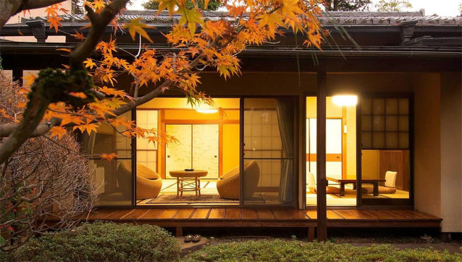 位于汤本的箱根玉庭酒店占尽地理之宜，坐落于山丘之顶，四周环绕竹林，环境清幽舒适。