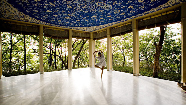 酒店有一个独立的亭阁转用于冥想和瑜伽课程，屋顶蓝色调的印度元素壁画是整个空间的气氛宁静平和。