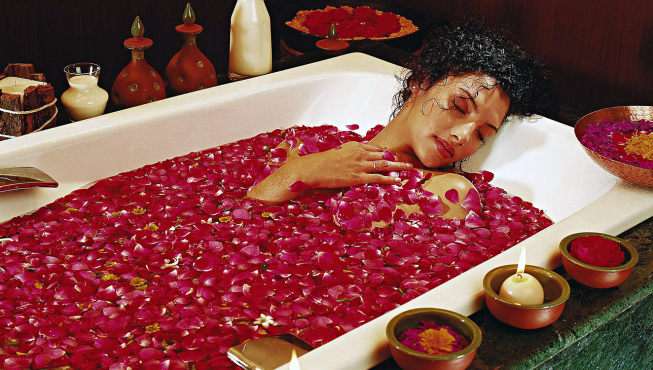 使用了大量玫瑰花瓣的玫瑰泡浴,让你体验排毒保湿极致之旅