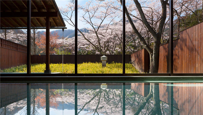 您可以在浴场一边赏景一边泡汤后，前往可眺望竹园的浴后休息室享用饮品、小食，放松身心。