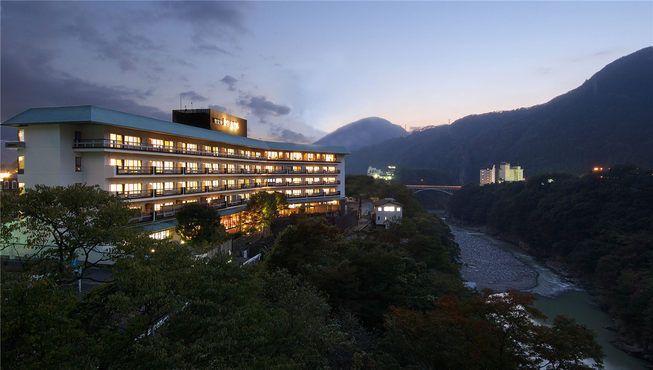 1931年（昭和6年）开业的金谷酒店毗邻鬼怒川溪谷。