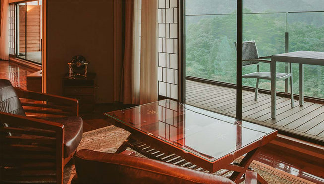 位于顶层的主题套房以酒店创始人的名字命名，拥有俯瞰鬼怒川溪谷全景的上佳视野。