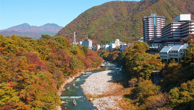 位于栃木县的鬼怒川温泉曾是贵族和僧侣的专属泡汤地，如今作为“关东の奥座敷（后花园）”而闻名。