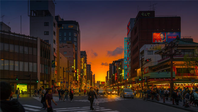 夜幕霓虹下，这座城市开始散发出另一种迷幻色彩，让人迷失让人醉。