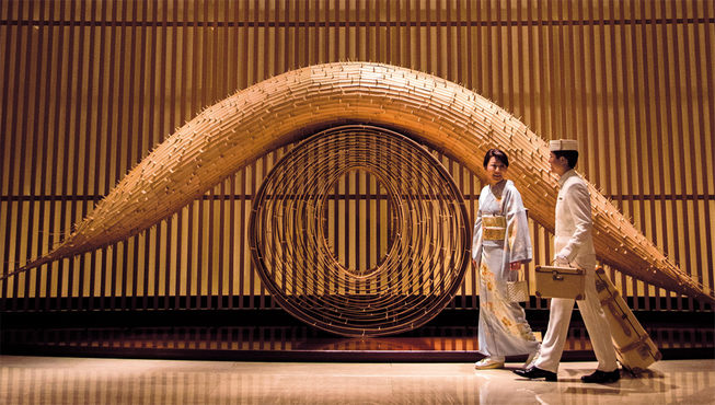 东京半岛酒店坐落于丸之内金融区，距离皇宫御花园、银座购物中心及日比谷公园仅数步之遥。