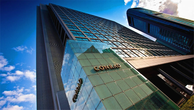 东京康莱德酒店地理位置优越，交通十分便利，距离著名的银座购物街仅几分钟路程。