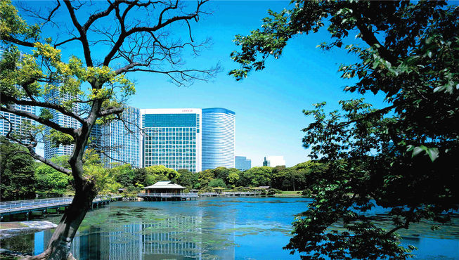 酒店共37层，俯瞰东京汐留区，您将在此惊叹于昔日封建地主府邸——滨离宫恩赐庭园的如画风景。