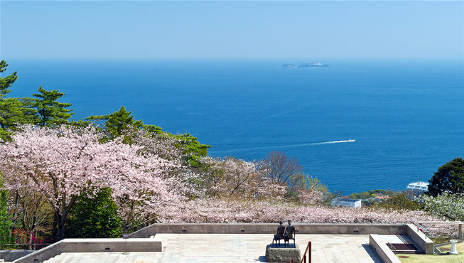 热海气候温和、依山傍海、风景妍丽、水量充沛，自昭和时代起便是新婚夫妻偏爱的蜜月旅行目的地。