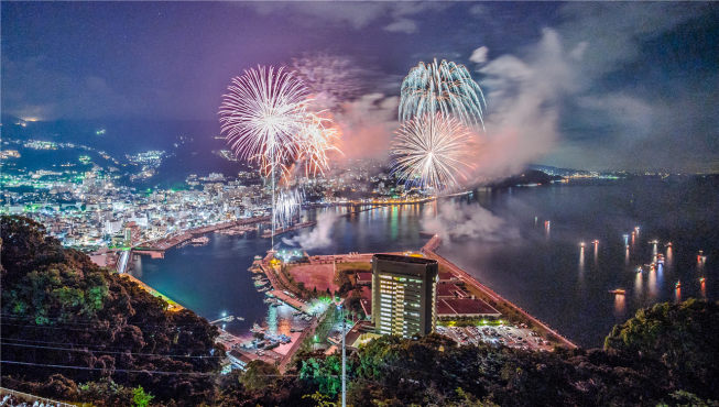 热海全年举办十数场海上花火大会，此地三面环山的地理位置利于花火现场的音效展现。