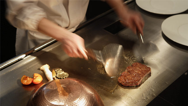 仅供应晚餐的铁板烧餐厅提供以时令海鲜和精选黑毛和牛为主的精致美味。