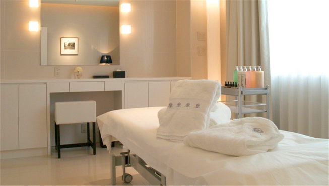 这里的Spa与法国顶级化妆品品牌Sisley合作，您可以在此感受主打植物美容的奢华理疗体验。