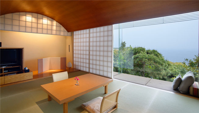 二楼的“爽和”是唯一的和式客房，您可以悠闲地靠在窗边摆放着的原创靠枕上眺望大海。