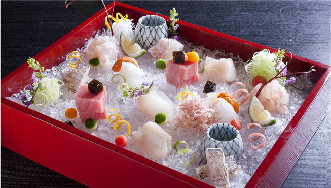 这里的正餐为主打当地时令海鲜的日本料理。