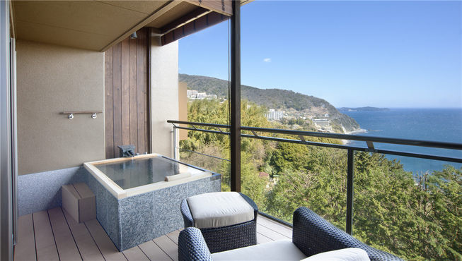 每间房附设的露台及露天浴池能让入住客人随时欣赏绝美风景。