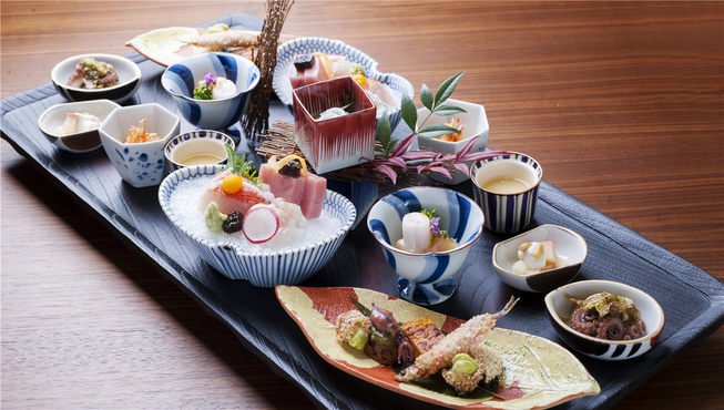 世家也提供以每日捕捞的相模湾新鲜海产为主的精美日料。