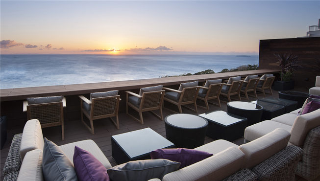 您可以前往位于酒店5楼的露台“绀碧”看海上日出或是边品鸡尾酒边赏海景。