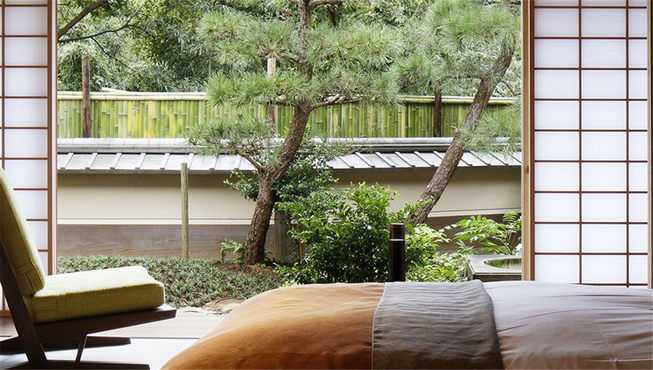 酒店的特别客室自带庭院和露天风吕。