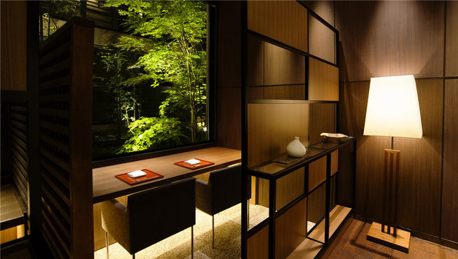 日料餐厅梦音供应早、晚餐，主打热海的新鲜海产，并根据季节变化每月更换菜单。