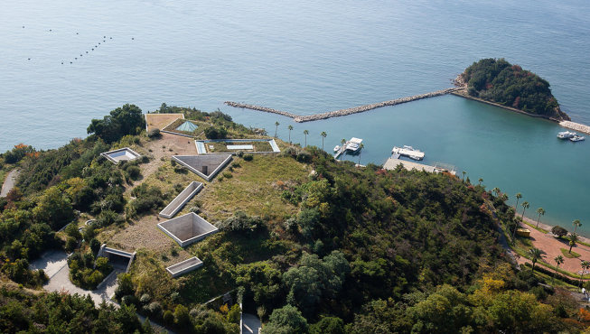 为了不破坏濑户内海的整体景致，建筑大师安藤忠雄将建筑埋设于地下，得名“地中美术馆”。