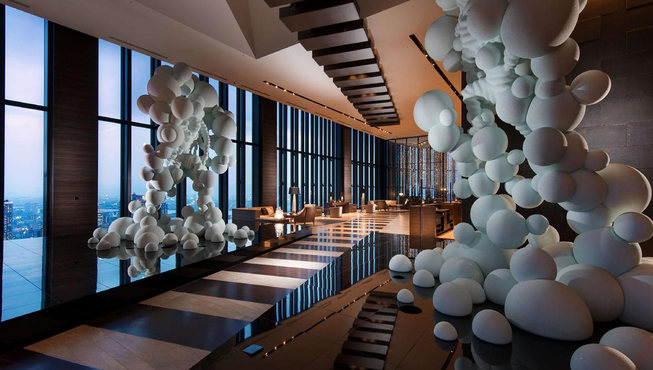 大阪康莱德大堂的二楼入口是接天连地的两尊艺术品，出自日本著名的艺术家名和晃平（Kohei Nawa）之手，完美呼应了“天空之城”概念的抽象雕塑。