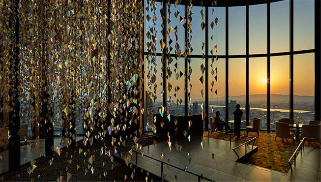 大阪康莱德的Sky Bar & Lounge，以艺术家松尾高弘（Takahiro Matsuo）的作品“AURA”作为和大堂之间的隔断，波光灵动，梦幻非常！