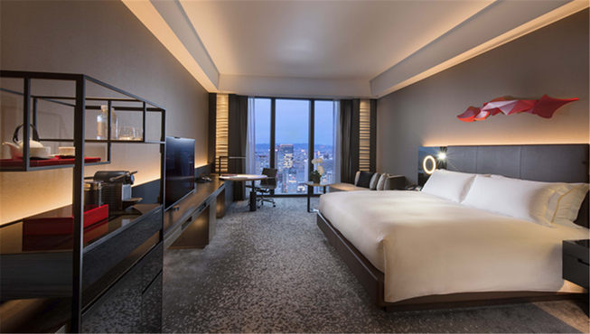 房间设计上是桥本一贯的低调奢华路线，没有多余累赘，反而融合了日本传统艺术在其中。深色且极具线条感的家居，让空间通透，更显宽敞。