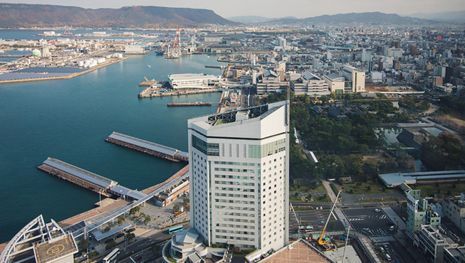 JR克雷缅特酒店伫立于高松港，以濑户内海和高松市为景。