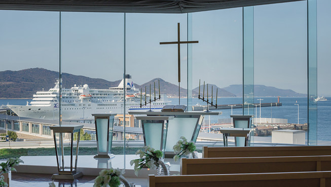 JR克雷缅特酒店内设的小教堂采用了落地玻璃的设计，将港湾景色引入室内。