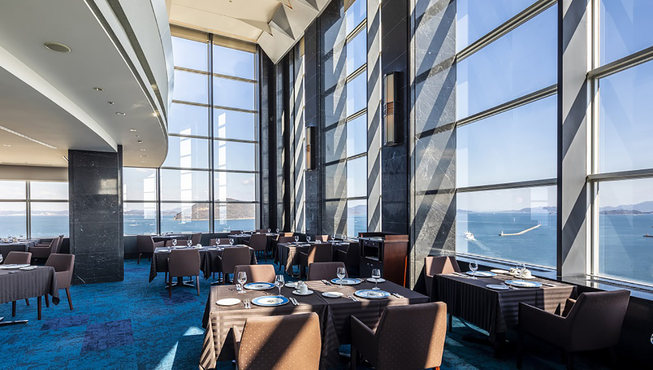 在20层的天空餐厅Fiore，您可眺望濑户内海和高松市。