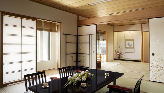 酒店共有291间客房，其中特别设计了2间日式套房，别具情调。