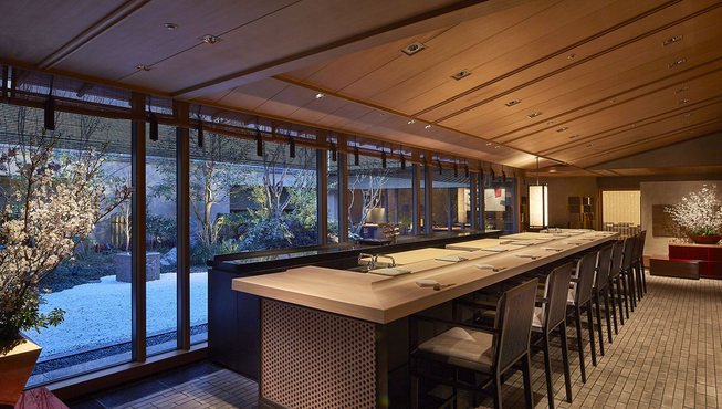 丽思卡尔顿酒店的日料餐厅“花筐”，您可边品尝美味的寿司或是铁板烧，边欣赏日式庭院的侘寂之美。