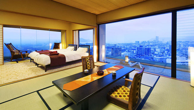 喜代美山庄 花树海坐落于香川高台，拥有绝佳景观的旅馆，将绿意盎然的山作为背景，面朝濑户内海而立。