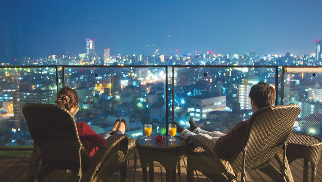 享受了含钠的“美人汤”之后，您在房间的露台小憩，饱览濑户内海与高松市200度全景。