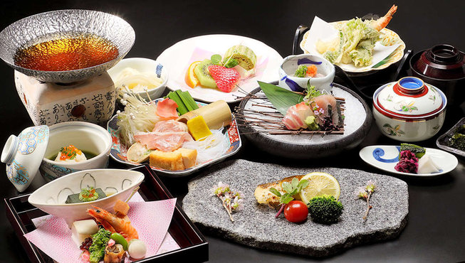特邀大厨精心制作日本料理，以“地产地消、赞岐、当旬食材”为概念烹饪。