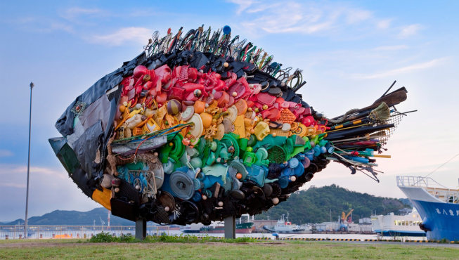 展出于2010年度第1次濑户内国际艺术祭时的《巨型黑鲷》装置艺术品，是收集了家庭中不需要的物品制成的。