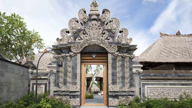 酒店入口以传统泰式宫殿为造型。