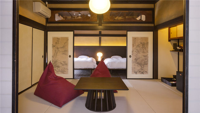 13间舒适客房保有日式传统走廊、横梁、墙漆等旧时建筑特色。