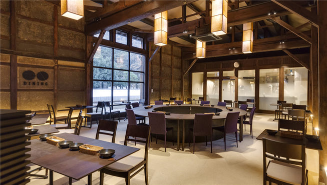 酒店前台旁的餐厅供应早/晚餐，菜单每两个月更新一次。