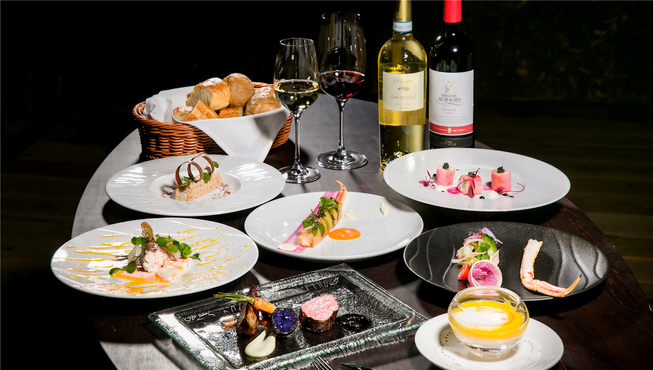 主厨石井之悠为入住客人奉上主打但马牛、香住蟹等丹波、丹后地区特色食材的精致法式料理。