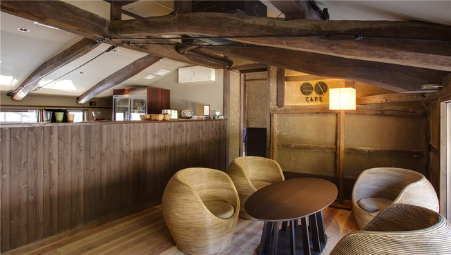 位于二楼的咖啡厅是您享受午后时光的理想去处。