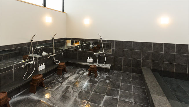 一日游览后，就去酒店的大浴场缓解疲劳、疗愈身心吧！