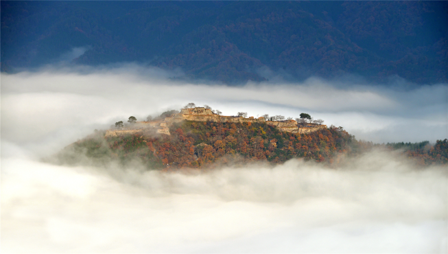 每年9月下旬至12月上旬的清晨7至8点，浮于云海上的竹田城跡为世人展现出其遗世独立的梦幻之姿。
