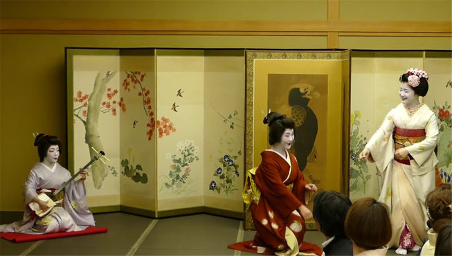 旅馆还可以延请艺伎来此，让客人不出旅馆即可体验真正的“坐敷游”。