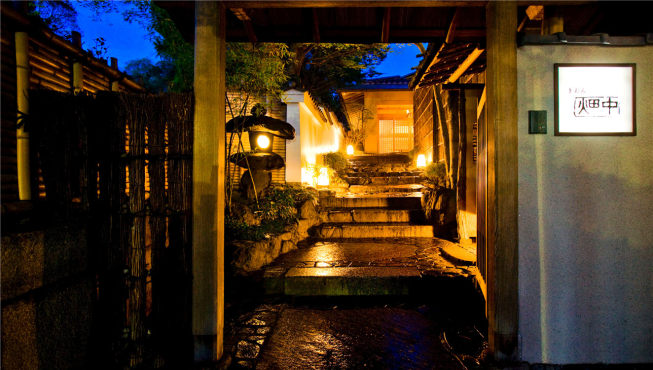 祗园畑中位于京都最著名的祗园地区，继承了东山文化中简朴、淡泊的志趣和精神。