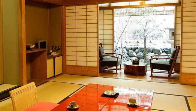 旅馆在保有日式传统风雅的基础上将城市与山林风貌完美融合，既是“市中山居”，也是“都之隐所”。